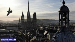 Photographie aérienne par drone du gros horloge de Rouen en Normandie