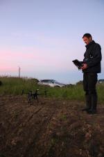 Pilote de drone en inspection thermique pour sauver les faons