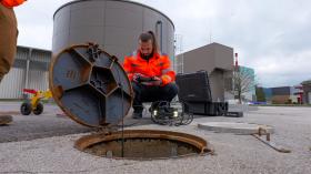 Pilote de drone pendant l inspection d espaces confines