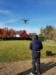 Pilote de drone réalisant des prises de vues aérienne