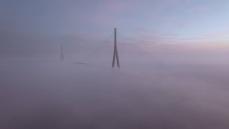 Pont Normandie photographier dans la brume par drone