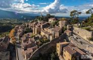 Prise de vue aérienne par drone d'un village fortifié