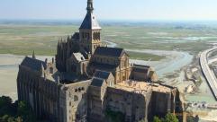 Prise de vues aériennes de l abbaye du Mont Saint Michel par un drone