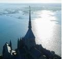 Prise de vues aériennes du Mont Saint Michel par un drone