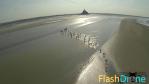 Promeneurs dans la baie du mont st michel photographies par un drone