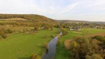 Rivière dans la campagne proche Evreux en vue aérienne par drone