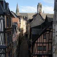 Rue proche eglise saint maclou de rouen en vue aerienne par drone 20211113 093336 copie