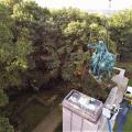 Suivi de chantier de grutage filme par drone en vue aerienne