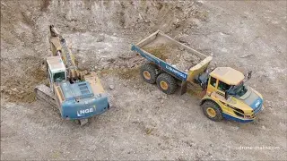 Un drone film des engins de chantiers de travaux publics