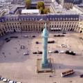 Un drone survol la place vendome a paris