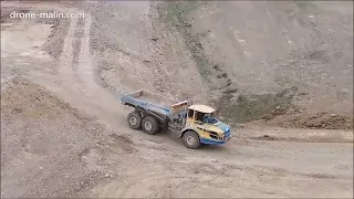 Véhicules en mouvements filmes par drone sans assistance de vol Véhicules en mouvements filmes par drone sans assistance de vol
