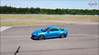 Vidéo aérienne par drone de voitures sur un circuit automobile Vidéo aérienne par drone de voitures sur un circuit automobile