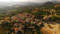 Village dans les montagnes corse photographie par un drone