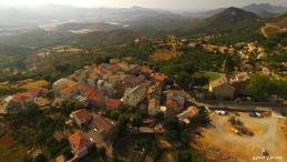 Village dans les montagnes corse photographié par un drone