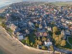 Village de bord de mer en vue aerienne de drone