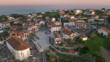 Village du pays basque en vue aérienne par drone