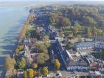 Village en bordure de riviere photo aerienne