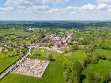 Village en vue aérienne par drone sur Châteauroux dans l Indre