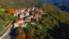 Village provençale en vue aérienne par drone