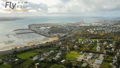 Ville de Bretagne en vue aérienne par drone