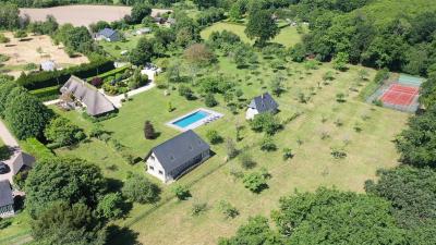 Vue aerienne d ensembled une propriete immobiliere