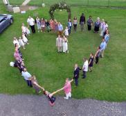 Vue aérienne de mariage par drone dans la Manche