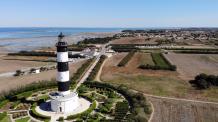 Vue aérienne de télépilote de drone et vidéaste sur l île d'Oléron