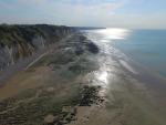 Vue aerienne mer plage falaises et ciel par drone
