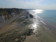 Vue aérienne mer plage falaises et ciel par drone