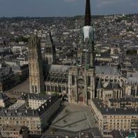 Vue aerienne par drone de la cathedrale de rouen en seine maritime