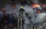 Vue aérienne par drone de pompiers sur incendie