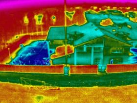 Vue aerienne photo maison en infrarouge pour thermographie par drone