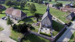 Vue aérienne d'une église dans un petit village