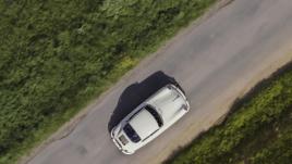 Vue aérienne véhicule pilote de drone le mans