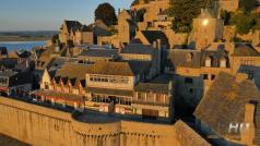 Vue aérienne village du mont Saint Michel