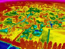 Thermographie aérienne d'un village, photo infrarouge