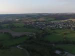Vue d ensemble d un petit village normand par drone