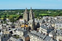 Vues aériennes par drone de villes ou villages